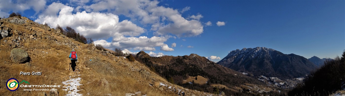 35 Sul Sentiero Panoramico CAI 599A vista in Monte Casstello e Alben.jpg